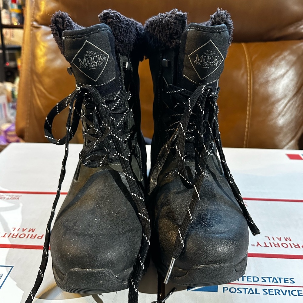 Muck Sherpa lined boots! Worn once! Size 6.
